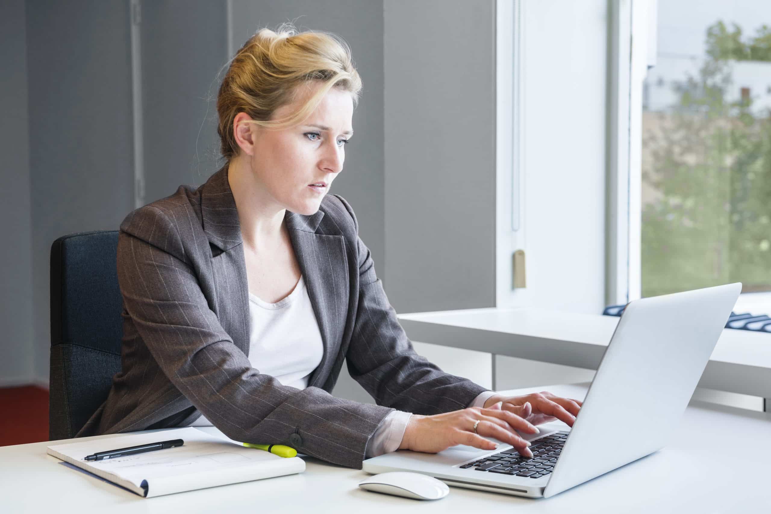 Vrouw achter computer